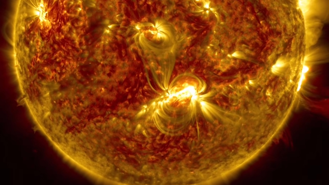 Essas erupções solares são divididas em classes de acordo com sua força. A classe X é a mais forte e pode até afetar satélites, a classe M tem tamanho médio e provoca pequenas interrupções de rádio, enquanto as classes C, B e A representam explosões cada vez mais fracas, com pouco ou nenhum efeito percebido na Terra.