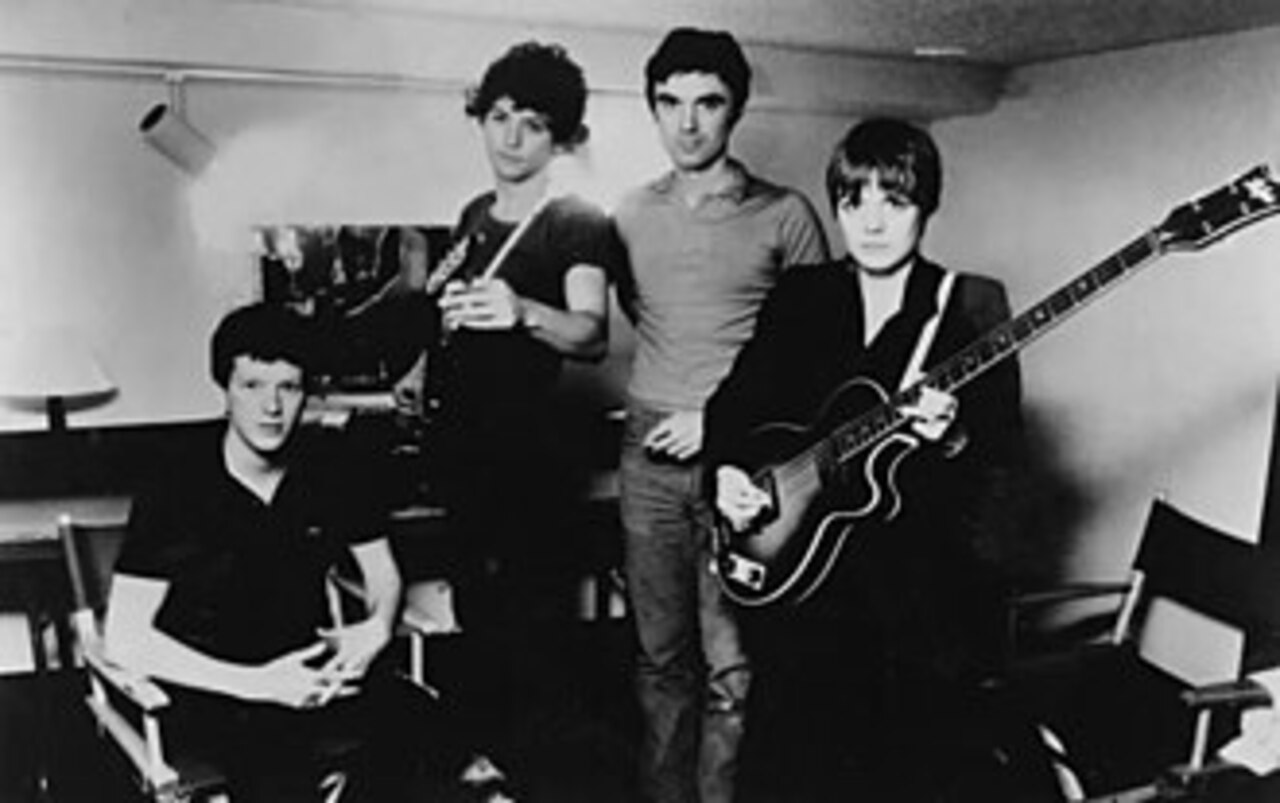 Com a entrada do guitarrista Jerry Harrison, o Talking Heads consolidou sua formação clássica e lançou, em 1977, seu primeiro álbum. Sob a liderança de Byrne, o grupo construiu uma sonoridade que incorporava punk, new wave, funk e ritmos africanos. Discos como “Fear of Music” e “Remain in Light” ampliaram a influência da banda na música contemporânea. Canções como “Psycho Killer”, “Once in a Lifetime” e “Burning Down the House” se tornaram alguns dos principais símbolos de sua trajetória.
