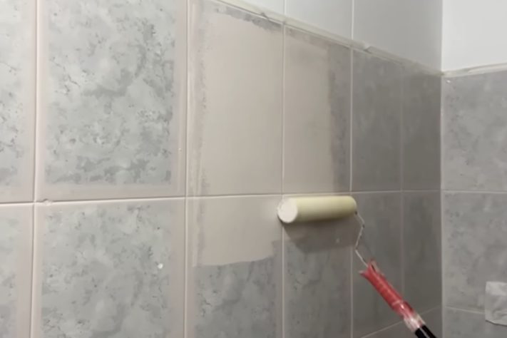 Técnica permite pintar azulejos de banheiro sem precisar de reforma pesada – Reprodução/YouTube de Aluguel