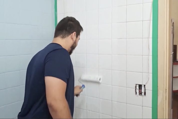Técnica permite pintar azulejos de banheiro sem precisar de reforma pesada – Reprodução/YouTube Casa GNT