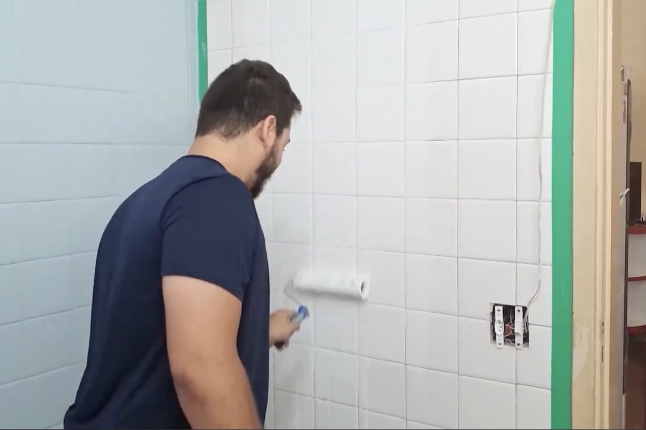 Técnica permite pintar azulejos de banheiro sem precisar de reforma pesada – Reprodução/YouTube Casa GNT