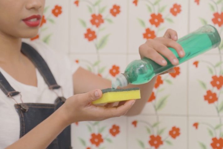 Técnica permite pintar azulejos de banheiro sem precisar de reforma pesada – Reprodução/YouTube Casa de Verdade