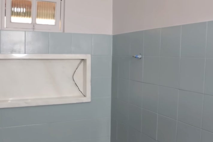 Técnica permite pintar azulejos de banheiro sem precisar de reforma pesada – Reprodução/YouTube Larissa Reis Arquitetura