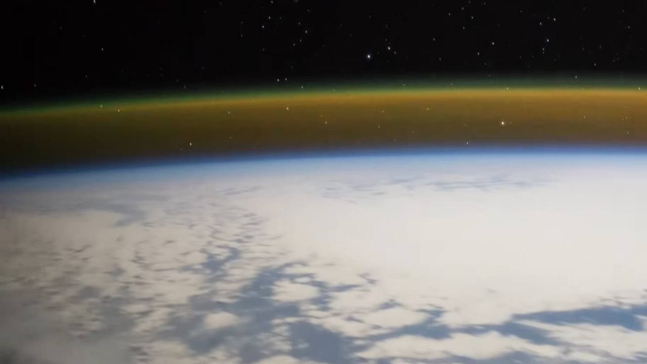 Essa liberação de energia pode gerar diferentes efeitos no espaço. Entre eles estão as erupções solares, que são flashes intensos de luz e radiação, as tempestades de radiação, formadas por partículas disparadas em alta velocidade, e as ejeções de massa coronal, nuvens gigantes de gás e campos magnéticos lançadas ao espaço.

