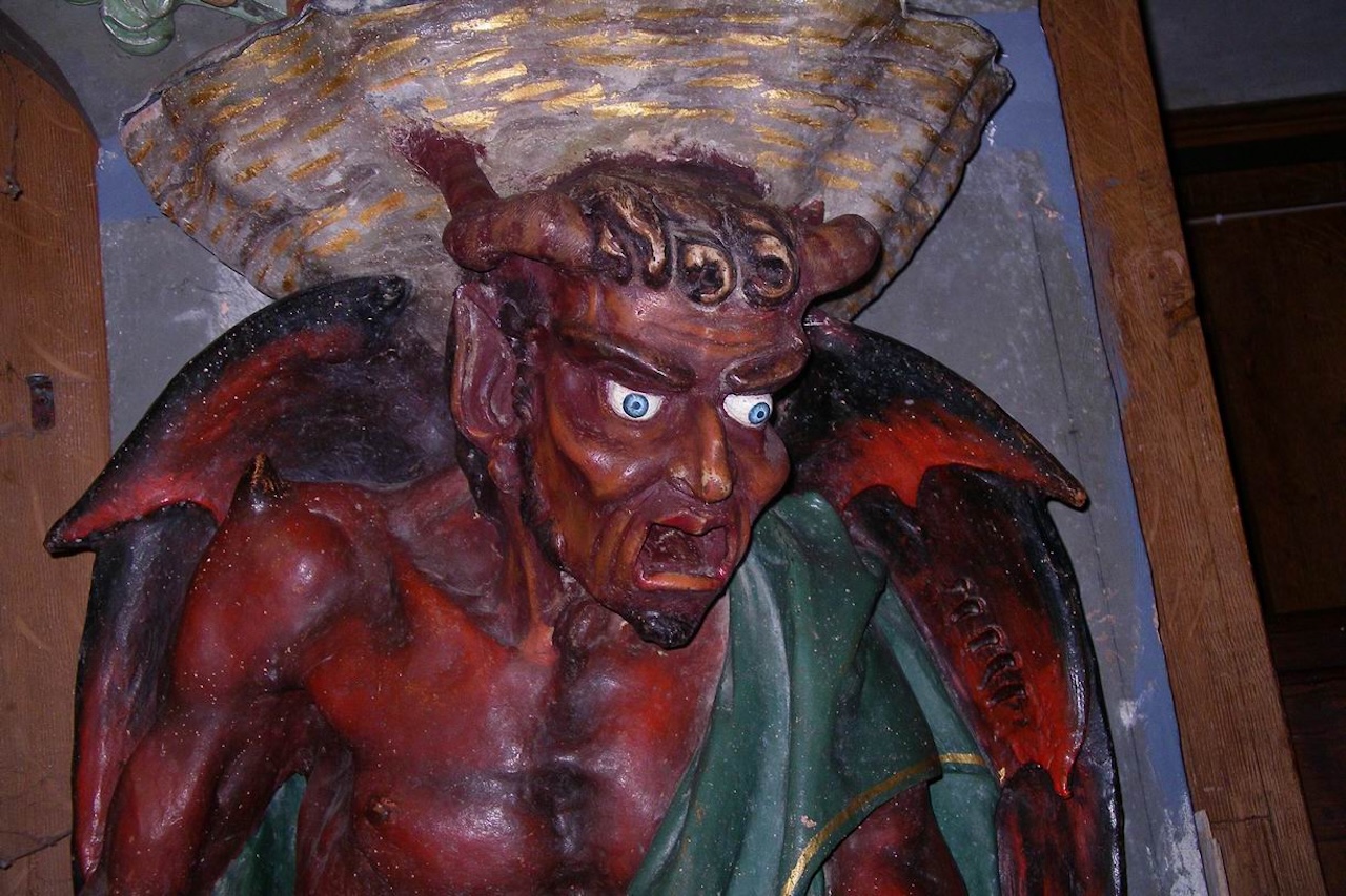 Esculturas de Asmodeus (Europa): O demônio Asmodeus, associado à tradição judaico-cristã como uma figura ligada à luxúria, aparece em algumas obras religiosas e artísticas europeias. Uma das representações mais conhecidas está ligada à igreja de Igreja de Rennes-le-Château, na França, onde uma estátua do personagem chama atenção dos visitantes.
