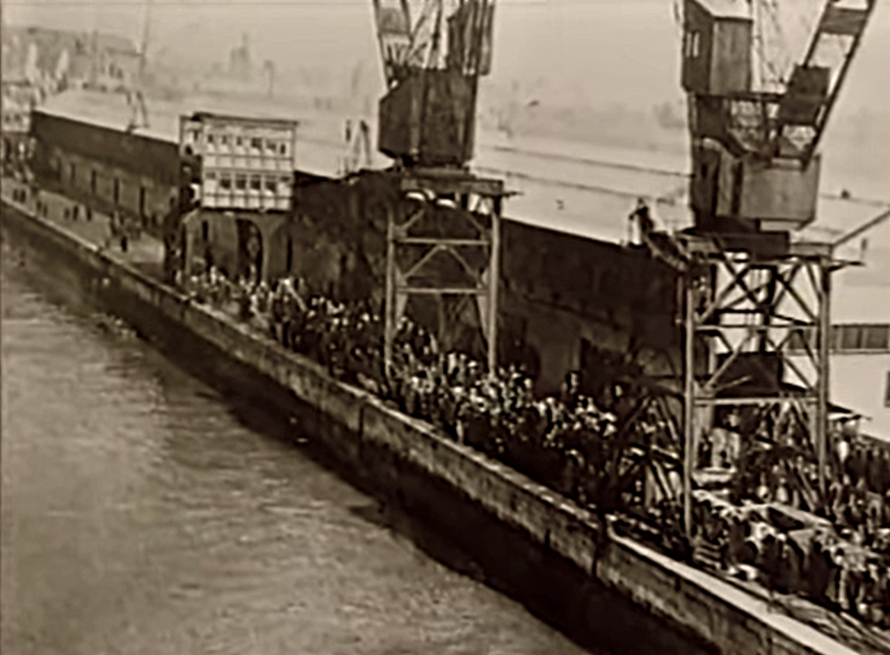 Construído pelos estaleiros Harland and Wolff, em Belfast, na Irlanda do Norte, o RMS Titanic foi concebido pela White Star Line como um dos maiores e mais luxuosos navios de passageiros de sua época. A embarcação tinha cerca de 269 metros de comprimento e reunia recursos de conforto inéditos para aquele período. Entre as instalações estavam piscina, academia, restaurantes, cafés e ambientes sofisticados destinados aos passageiros da primeira classe.
