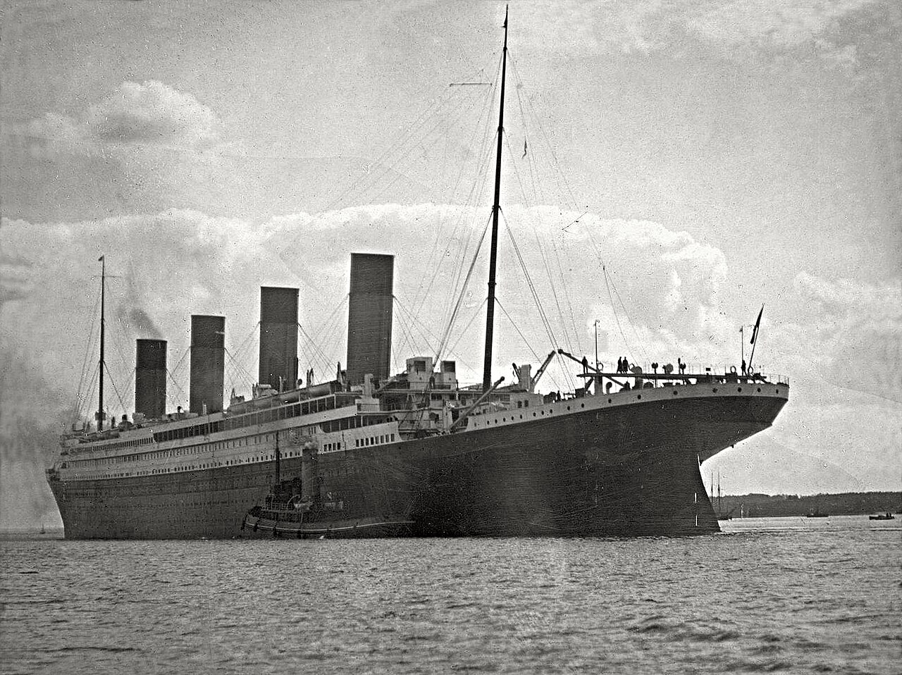 O Titanic partiu de Southampton, na Inglaterra, em 10 de abril de 1912, para sua viagem inaugural com destino a Nova York. Depois de passar por Cherbourg, na França, e Queenstown, atual Cobh, na Irlanda, seguiu pelo Atlântico Norte. Na noite de 14 de abril, por volta das 23h40, o navio colidiu com um iceberg. Pouco mais de duas horas e meia depois, às 2h20 de 15 de abril, afundou.
