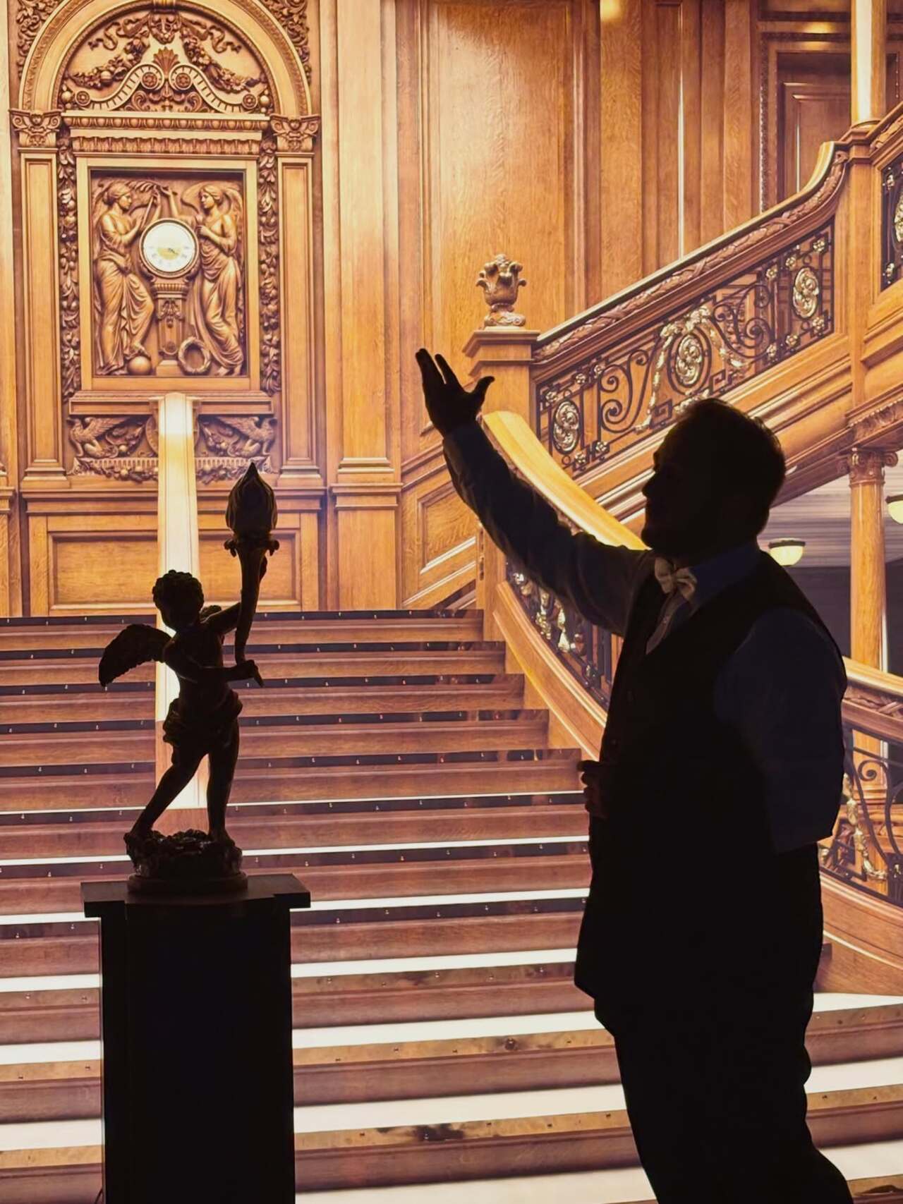 A exposição imersiva “Titanic Experience”, que recria os cenários do famoso navio de história trágica, é atração atualmente no Via Parque Shopping, na Barra da Tijuca, Zona Oeste do Rio de Janeiro. A mostra ocupa o segundo piso do empreendimento, na Avenida Ayrton Senna, 3.000, e permanece em temporada até 15 de setembro de 2026. Os ingressos custam a partir de R$ 45 (meia-entrada), e a classificação é livre, com entrada gratuita para crianças de até 4 anos e 11 meses.
 -  (crédito: Reprodução/Instagram Titanic Experience)