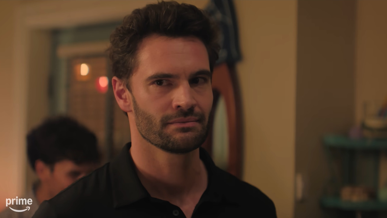 A escolha do elenco para a adaptação chamou atenção justamente por essa origem. Tom Bateman, escalado para viver Adam Carlsen, é casado com Daisy Ridley, atriz cuja personagem em 