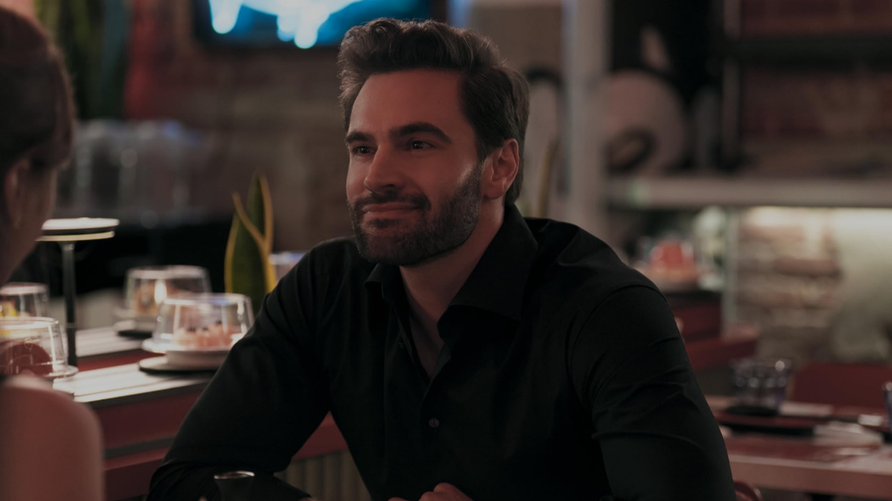A coincidência não para na escalação do protagonista. O romance de Hazelwood já contava com um personagem chamado Tom, Tom Benton, que é interpretado por Arty Froushan no filme. Muitos fãs especulam que o personagem foi inspirado no próprio Bateman. 
