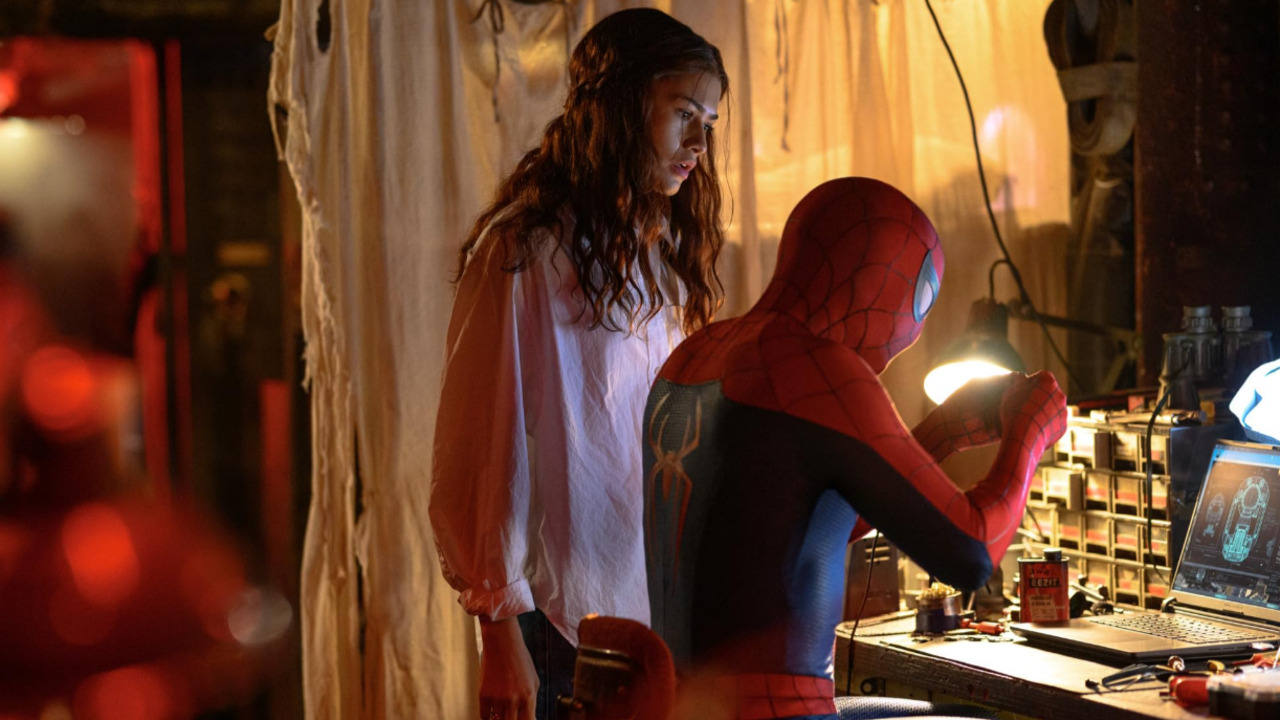 A história se passa anos após os acontecimentos de “Sem Volta Para Casa”, quando Peter Parker apagou sua identidade da memória de todas as pessoas, incluindo seus amigos mais próximos. No novo filme, Peter vive de forma isolada enquanto protege Nova York como Homem-Aranha, mas enfrenta uma ameaça ligada aos próprios poderes após sofrer uma mutação. 
