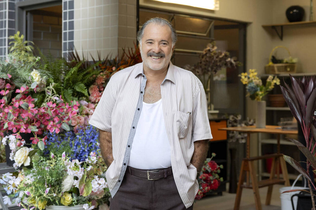 Tony Ramos completa 78 anos em 25 de agosto de 2026. No ar atualmente como Otoniel, em “Quem Ama Cuida”, novela das 21h da Globo, o ator tem mais de seis décadas dedicadas à dramaturgia. Com o nome de batismo Antônio de Carvalho Barbosa, ele nasceu em Arapongas (PR), em 1948, e iniciou a vida profissional ainda adolescente. Sua estreia em novelas ocorreu em “A Outra”, da extinta TV Tupi, em 1965. Na mesma emissora, participou de mais de 16 produções e ganhou seu primeiro papel de maior destaque  -  (crédito: Manoella Mello/Divulgação TV Globo)