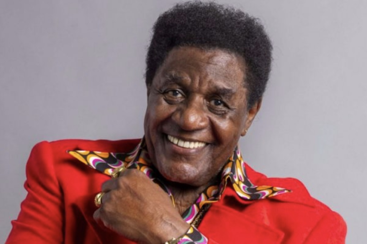 Tony Tornado: Nascido em 26 de maio de 1930, o ator celebrou a chegada aos 96 anos em 2026 com disposição e boa saúde nos bastidores da TV Globo, onde esteve para gravar uma participação no Domingão com Huck. Em 2025, ele integrou o elenco da novela 