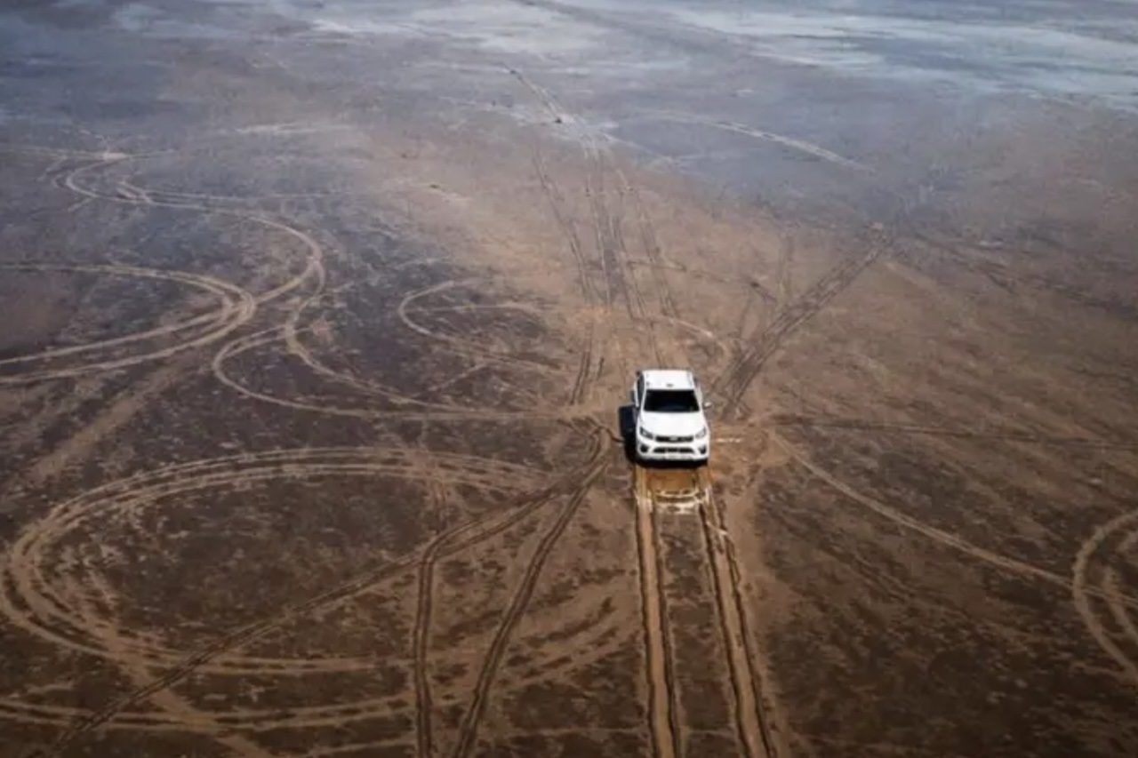 A invasão ilegal de uma caminhonete 4x4 provocou sérios danos ambientais à Pampa del Leoncito, uma histórica planície e antigo leito de lago seco localizada a 1,5 mil metros de altitude na província de San Juan, Argentina. O veículo percorreu cerca de 1,5 quilômetro sobre o terreno úmido antes de atolar, deixando sulcos profundos na superfície. -  (crédito: Divulgação/Município de Calingasta
)