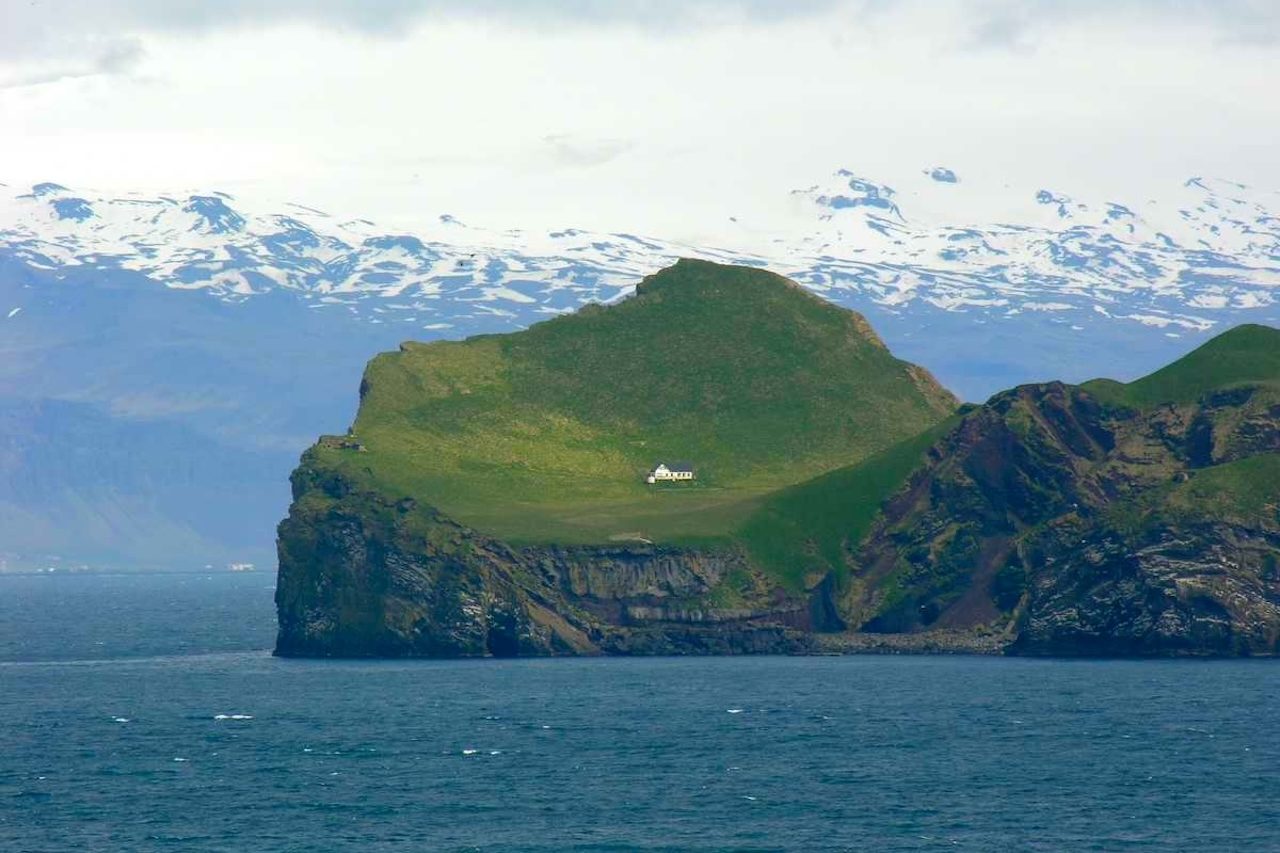 Elliðaey, Islândia: Localizada na ilha de Ellidaey, no arquipélago de Vestmannaeyjar, essa construção ficou conhecida como 