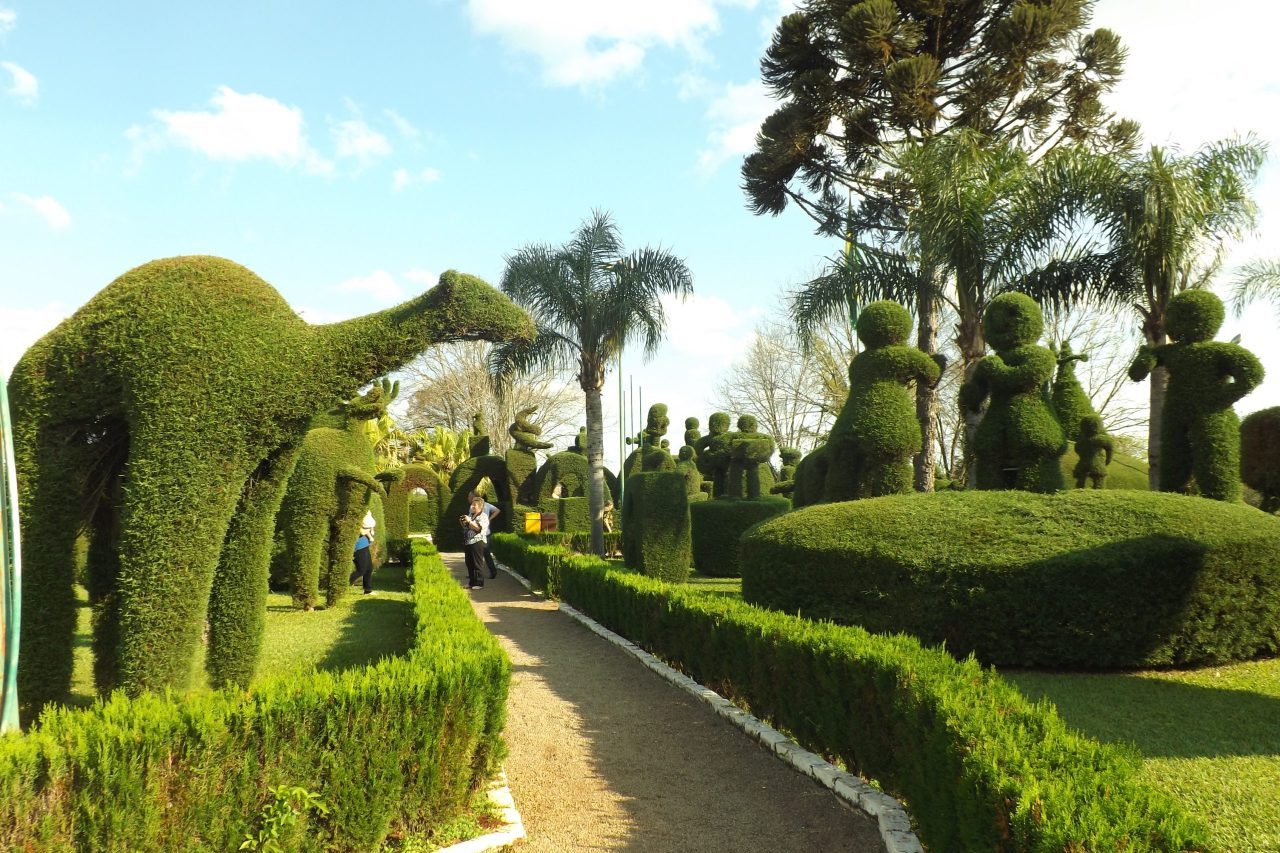 Ao longo dos anos, seu trabalho modificou completamente a paisagem e transformou o local em uma espécie de exposição permanente ao ar livre. As esculturas vegetais renderam à praça reconhecimento como uma das mais bonitas do estado e o título de Patrimônio Histórico e Cultural do Rio Grande do Sul.