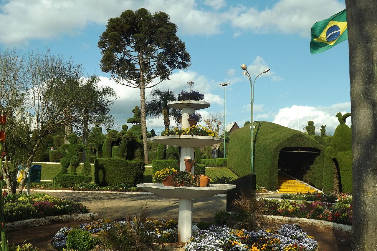 No interior do Rio Grande do Sul, um pequeno município de cerca de 3 mil habitantes se tornou conhecido por uma atração pouco comum: uma praça repleta de árvores transformadas em esculturas. Victor Graeff, localizada a 263 quilômetros de Porto Alegre, abriga mais de 200 ciprestes moldados manualmente em formatos de pessoas, animais e diferentes cenas. -  (crédito: Panoramio – Larissa Fraga)