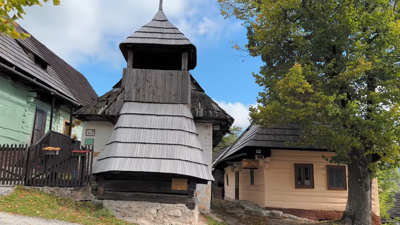 Entretanto, nem todos os habitantes apoiam a retirada do selo. Segundo o conselho regional de turismo Visit Liptov, a maioria dos moradores apoia a permanência de Vlkolínec na lista da Unesco, e o município mantém um plano de gestão válido até 2031. A saída de um site da lista é rara, mas não inédita: cidades como Liverpool e Dresden perderam o título em episódios anteriores. 
