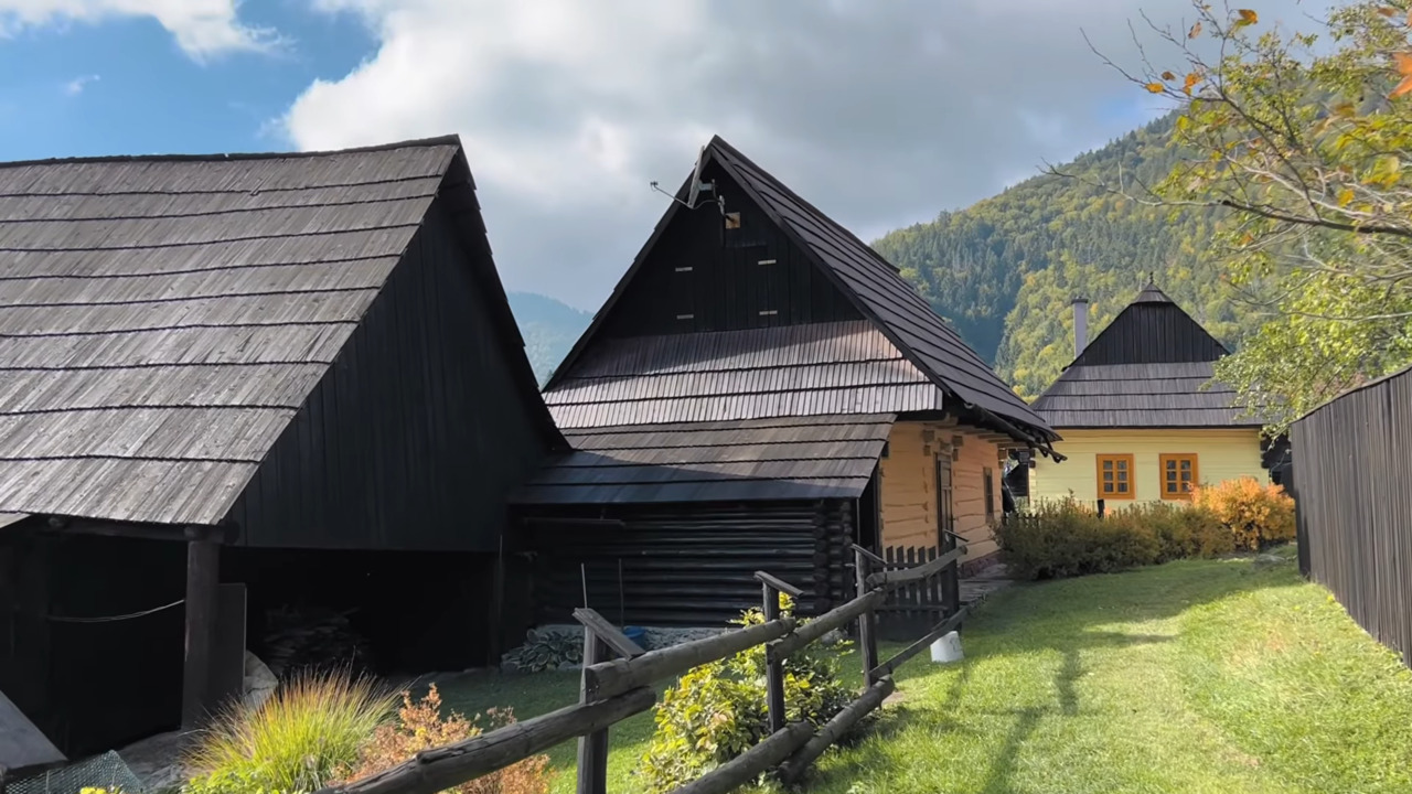 Vlkolínec fica no centro da Eslováquia, nas montanhas do maciço de Ve?ká Fatra, e integra administrativamente o município de Ružomberok. Embora o povoado tenha raízes no século 10, seus primeiros registros escritos datam do fim do século 14. O local tem 45 construções em madeira com fundações de pedra. 
