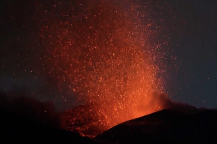 Voos de aeroporto são suspensos após erupção do Etna na Itália – Reprodução