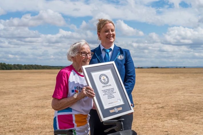 Após sofrer derrame, britânica de 97 anos se torna a mais velha do mundo a realizar acrobacias em cima de um avião – Reprodução @aerosuperbatics