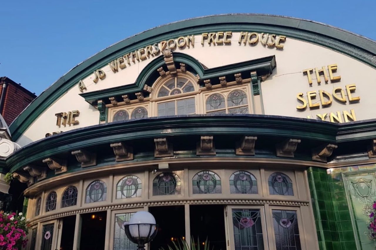 Alguns pubs e restaurantes decidiram adotar regras mais rígidas para evitar a captação não autorizada de clientes, funcionários e apresentações artísticas. Segundo o jornal britânico The Guardian, entre os locais que proibiram os dispositivos estão o clube privado Soho House e a rede de pubs Wetherspoons. -  (crédito: Reprodução/Instagram)