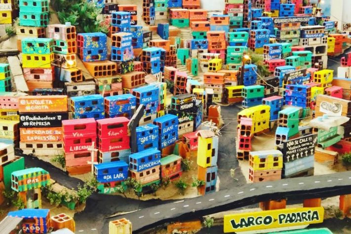 Projeto Morrinho, favela em miniatura criada por crianças do Rio de Janeiro virou obra de arte e foi parar até em exposição de Veneza – Reprodução/Instagram