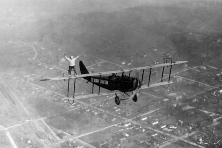 Wing walking surgiu entre os anos 1910 e 1920 – Domínio Público