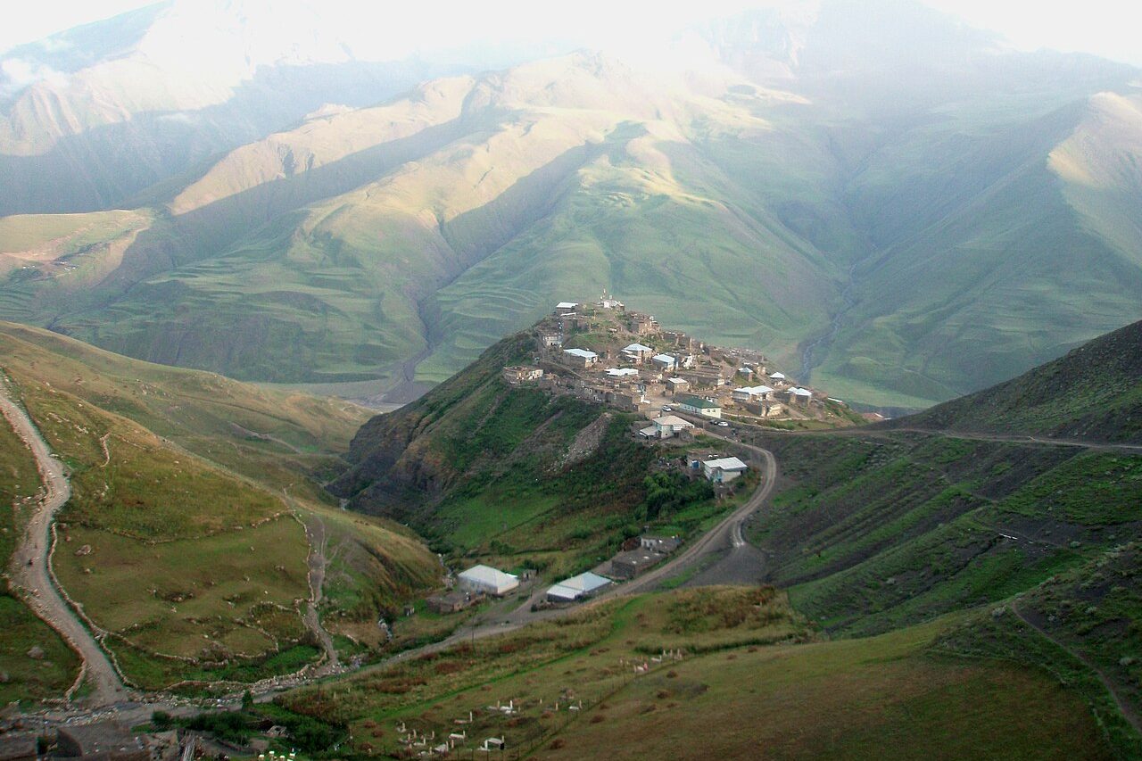 Khinalig, Azerbaijão: Localizada a cerca de 2.130 metros de altitude, nas montanhas do Cáucaso, Khinalig é uma das aldeias mais isoladas da Europa. Com cerca de 2 mil habitantes, preserva um idioma próprio e tradições ancestrais. Suas casas de pedra enfrentam invernos rigorosos há séculos, e o acesso mais comum parte de Baku, capital do Azerbaijão.
