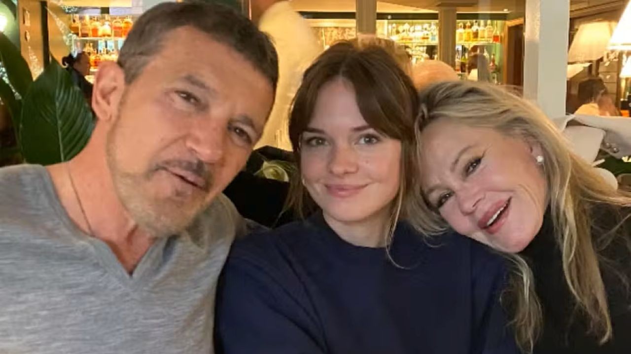 Sobre a família, Banderas elogiou a ex-esposa Melanie Griffith, mãe de sua filha Stella Banderas, e falou com carinho dos enteados Dakota Johnson e Alexander Bauer. Ele mencionou que o próprio pai foi seu mentor, uma pessoa compassiva que o ensinou uma forma de compreender a vida, e que com os filhos existe apenas amor. 
