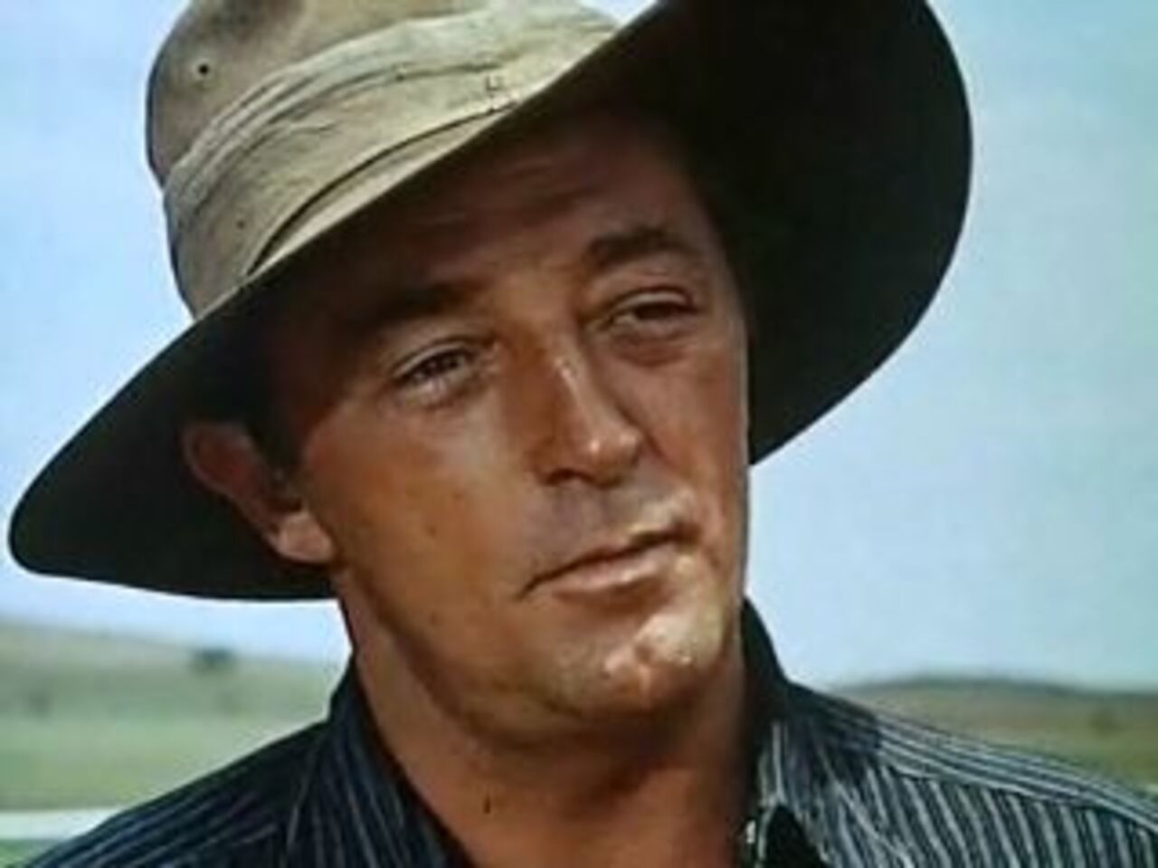 Ao longo da carreira, Mitchum também brilhou em faroestes e dramas. Trabalhou com diretores de destaque e contracenou com algumas das maiores estrelas de Hollywood. Entre seus filmes mais conhecidos estão “O Rio das Almas Perdidas” (1954), ao lado de Marilyn Monroe, “O Céu é Testemunha” (1957), pelo qual recebeu grande reconhecimento da crítica, e “El Dorado” (1966), em parceria com John Wayne. Sua versatilidade permitiu que transitasse por diferentes gêneros sem perder sua identidade artística.