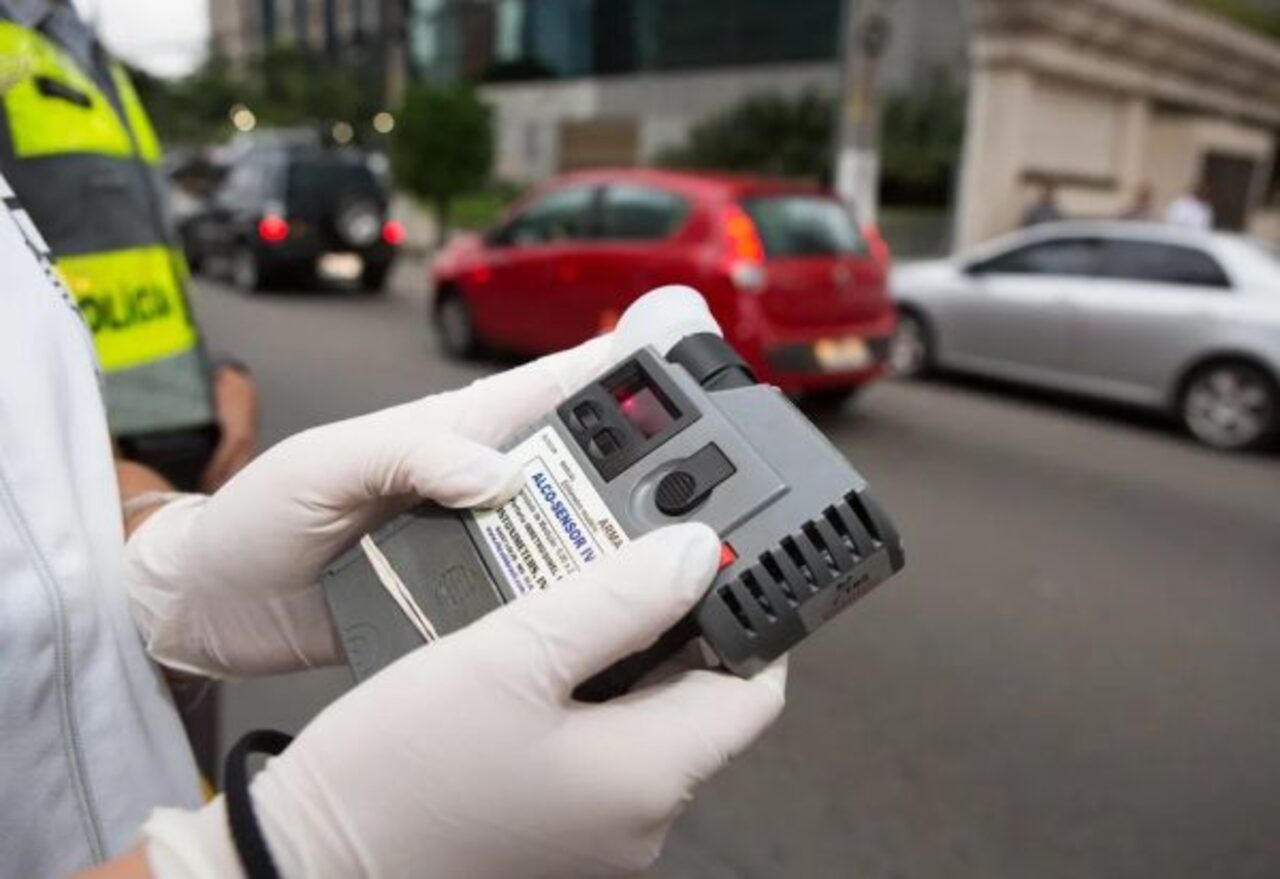 Os aparelhos destinados a esse tipo de fiscalização precisarão ser certificados no Sistema Brasileiro de Avaliação da Conformidade (SBAC), por organismo acreditado pelo Instituto Nacional de Metrologia, Qualidade e Tecnologia (Inmetro). A norma não determina um modelo específico de equipamento nem exige que os órgãos de trânsito adotem imediatamente essa tecnologia. O etilômetro, conhecido como bafômetro, continua previsto normalmente para a fiscalização relacionada ao consumo de álcool.
