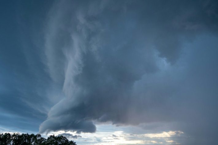 Tornado, foto neutra — darktez/Unsplash