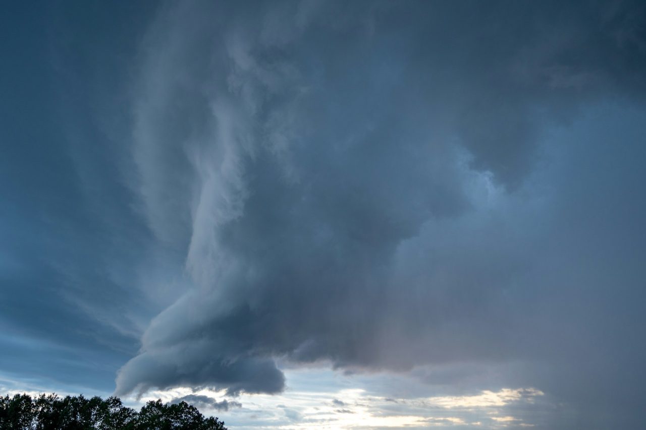 Contudo, há consenso de que o Brasil é o segundo país com mais registros de tornados, atrás apenas dos Estados Unidos em quantidade de eventos intensos documentados. Para o futuro, projeções meteorológicas indicam a continuidade de eventos severos ao longo dos próximos meses.