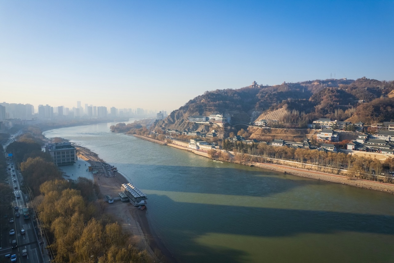 A experiência chinesa mostra que políticas ambientais e obras de infraestrutura podem modificar profundamente uma paisagem, mas seus efeitos exigem acompanhamento permanente. O futuro do Rio Amarelo dependerá da manutenção dessas medidas e do equilíbrio entre a conservação do solo, a gestão da água e a capacidade das estruturas construídas ao longo da bacia.