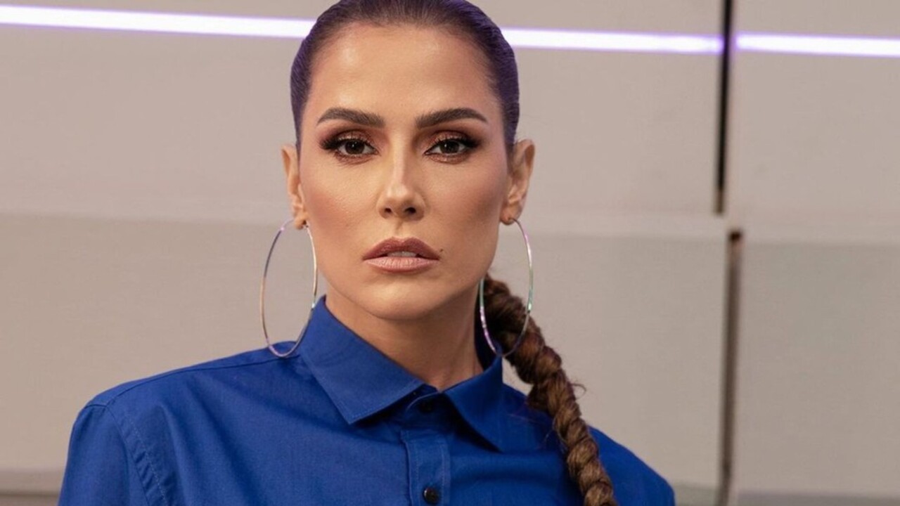 Deborah Secco nasceu no Rio de Janeiro em 26 de novembro de 1979 e começou a carreira artística ainda criança. Sua estreia nas novelas aconteceu em 1990, aos 11 anos, em 