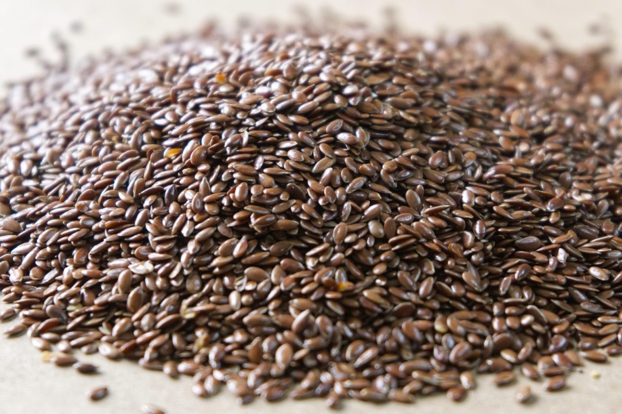 Sementes de chia – As sementes de chia são ricas em fibras, proteínas, vitaminas e ômega-3, nutrientes associados à proteção do coração, do fígado e do sistema imunológico. No entanto, um estudo indica que consumi-las inteiras reduz a absorção desses compostos. Pesquisadores recomendam moer as sementes antes do consumo para aproveitar melhor seus benefícios nutricionais.