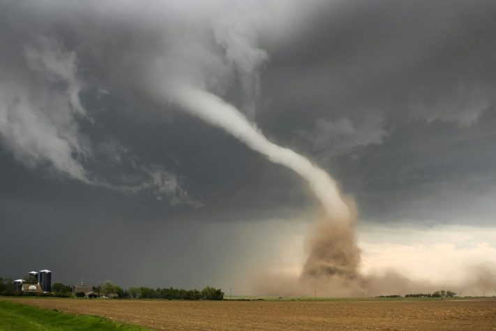 Tornado, foto neutra — Greg Johnson/Unsplash