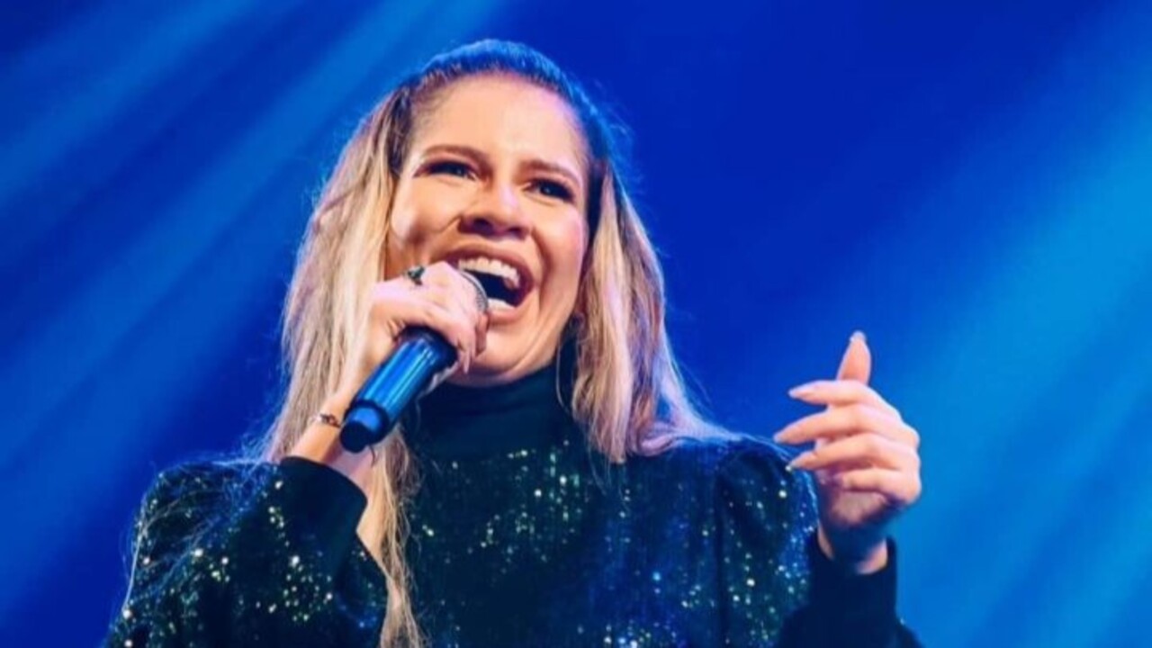 Marília Mendonça foi uma cantora, compositora e empresária brasileira, nascida em Cristianópolis, Goiás, no dia 22 de julho de 1995. Ela ficou conhecida como a 