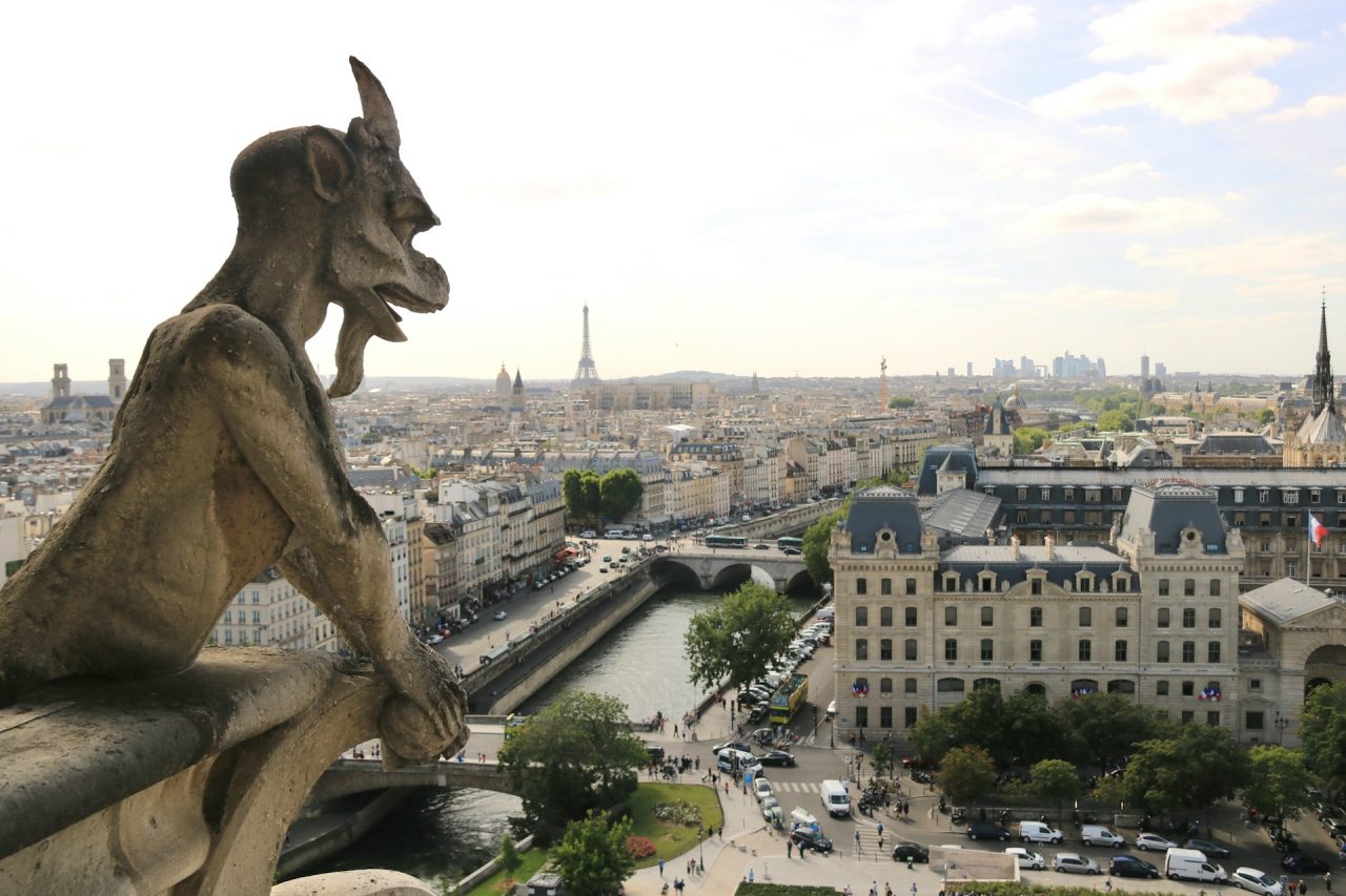Estátuas de demônios nas catedrais europeias: Embora não sejam necessariamente representações do Diabo, diversas igrejas medievais possuem figuras demoníacas em fachadas e esculturas, usadas como símbolos de advertência contra o pecado. Um exemplo famoso são as gárgulas e criaturas grotescas presentes em templos como a Catedral de Notre-Dame de Paris.