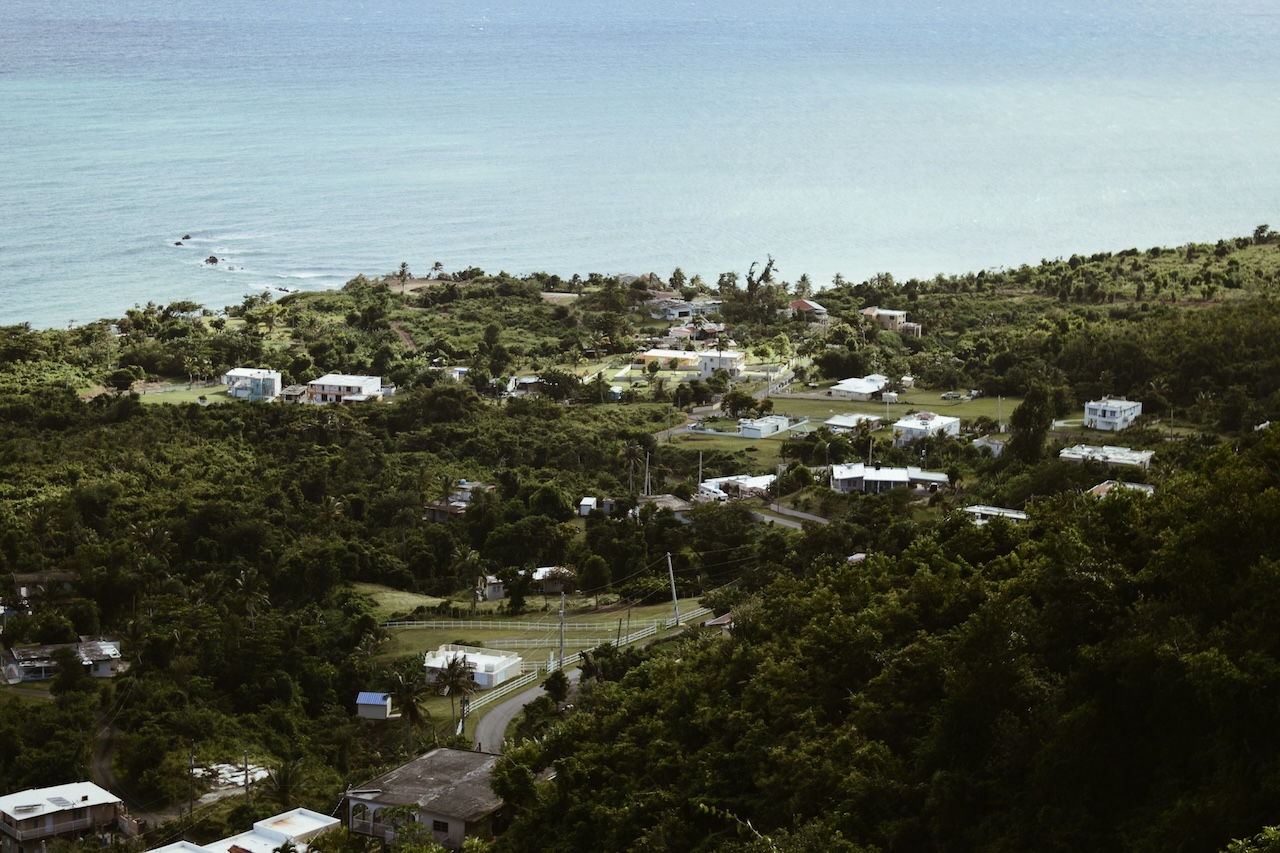 Apesar disso, a ilha possui uma longa história de ocupação, com cerca de 3 mil anos de desenvolvimento cultural próprio, passando por domínios estrangeiros até a independência em 1968. A adoção do nome República de Naoero simboliza a valorização da identidade tradicional e a tentativa de reafirmar a continuidade cultural do país.
