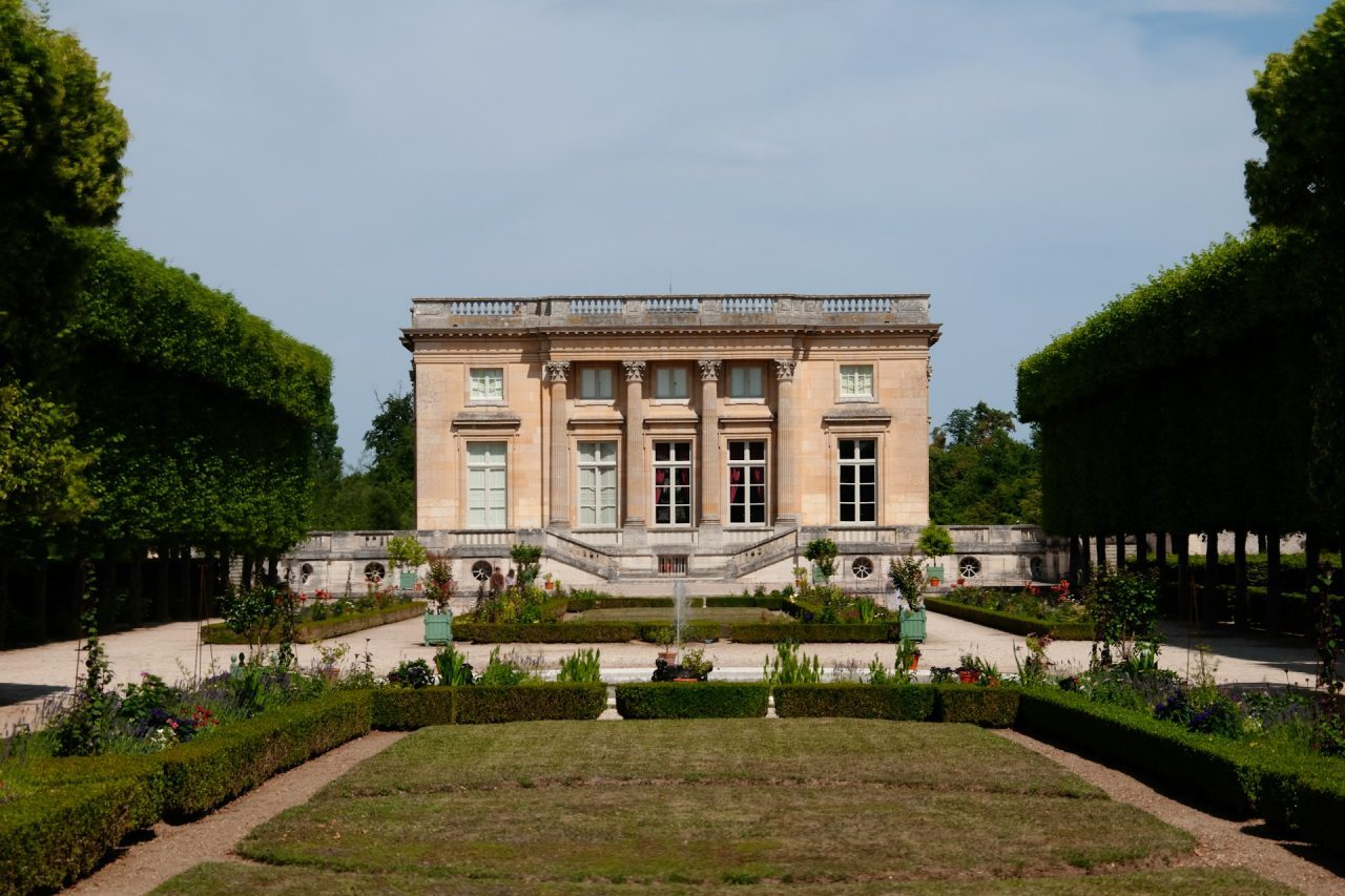 Entre 22 de setembro de 2026 e 24 de janeiro de 2027, o Petit Trianon — palácio construído no século 18 pelo Rei Luis XV que fica localizado no interior do parque do Palácio de Versalhes — receberá uma exposição dedicada à produção, com figurinos de Milena Canonero e imagens registradas nos próprios espaços do palácio. 