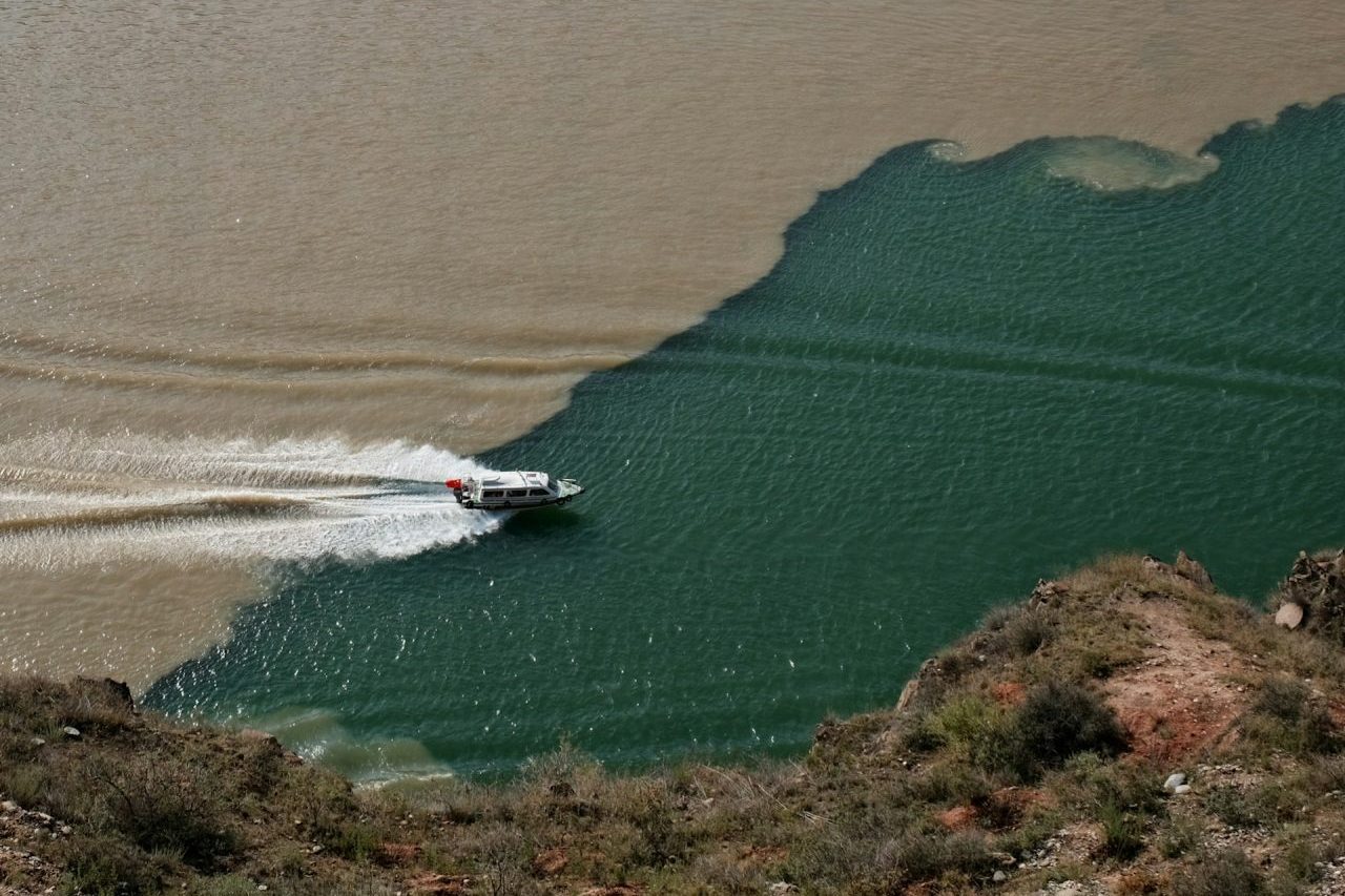 Apesar dos resultados, o controle do sistema trouxe desafios e não eliminou todos os problemas da bacia. Em 1997, por exemplo, o Rio Amarelo deixou de alcançar o mar durante 226 dias, após longos trechos do canal secarem. O episódio obrigou as autoridades a rever a administração da água e reforçou os riscos de interferências em sistemas naturais de grande escala.