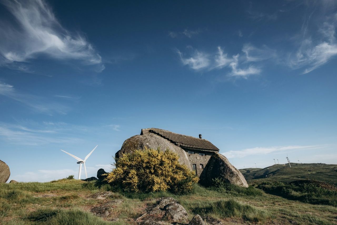 Montanhas de Fafe, Portugal: A Casa do Penedo, na Serra de Fafe, em Portugal, ganhou fama na internet por sua aparência incomum, que levou muitos a duvidarem de sua existência. O local é real, pode ser visitado e fica em uma área remota, o que exige planejamento para o acesso.