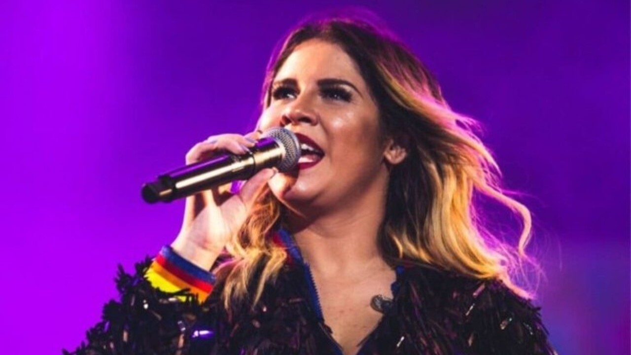 Marília Mendonça morreu aos 26 anos, em 5 de novembro de 2021, em um acidente aéreo quando viajava para um show. O avião, que seguia de Goiânia para a região de Caratinga, em Minas Gerais, caiu perto de uma cachoeira. Também morreram o piloto, o copiloto, seu produtor Henrique Ribeiro e seu tio Abicieli Silveira Dias Filho. 
