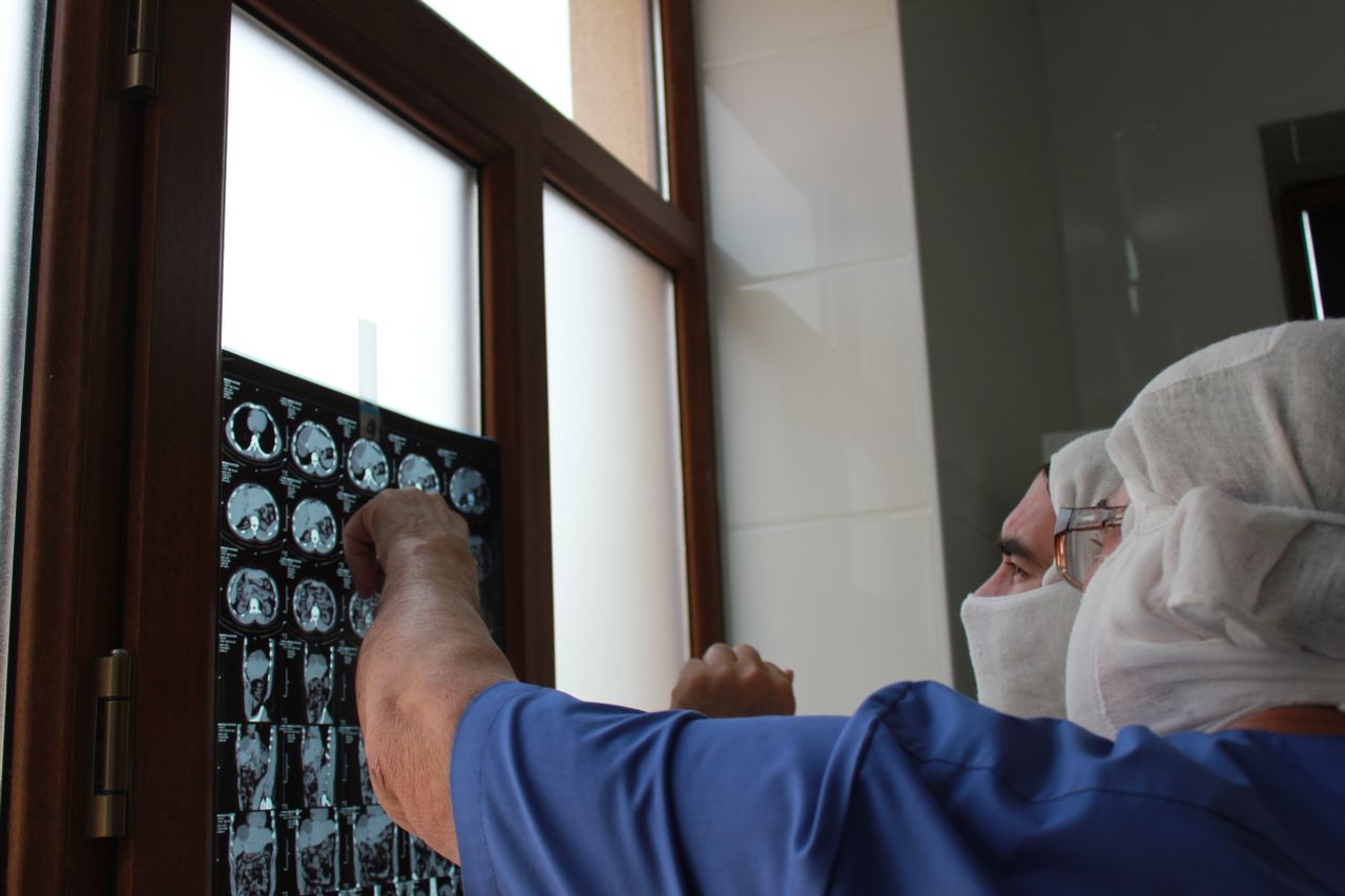 O tratamento reúne profissionais de diversas especialidades, como médicos, fisioterapeutas, terapeutas ocupacionais e psicólogos, conforme as necessidades de cada paciente. Exercícios orientados fortalecem a musculatura, aumentam a estabilidade das articulações e diminuem a probabilidade de lesões.