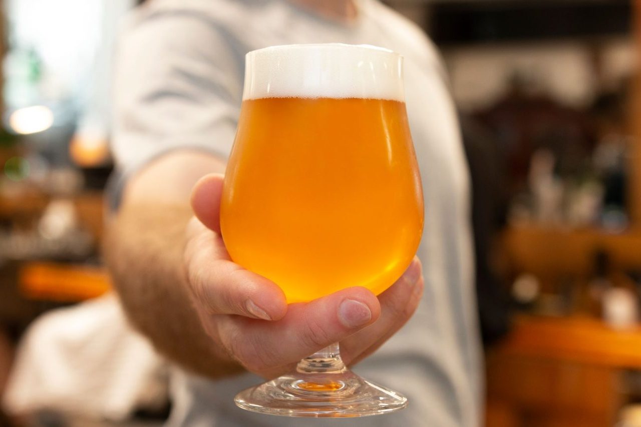 O resultado foi anunciado na quarta-feira, 12 de agosto, em Norwich, no Reino Unido, após uma avaliação que reuniu especialistas de diferentes países. Criada pelo cervejeiro e fundador da Landel, Bruno Oliveira Cardoso, a bebida chegou ao título internacional depois de acumular outros reconhecimentos. -  (crédito: Pexels/Aleks BM)