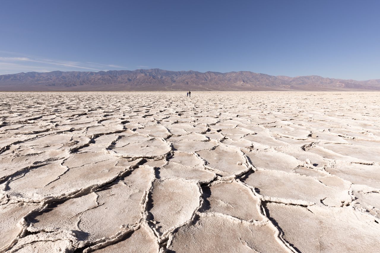 Entre as atrações estão as extensas salinas de Badwater, as Dunas de Mesquite Flat e antigas cidades abandonadas, como Ballarat e Leadfield, ligadas ao ciclo de exploração mineral. Aberto 24 horas por dia durante todo o ano, o parque também exige atenção no planejamento da viagem, pois o GPS pode estar com as informações desatualizadas.