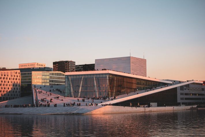 Ópera de Oslo (Noruega) – Pexels/Aliaksei Semirski