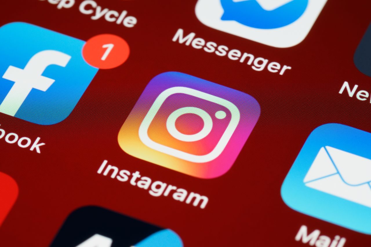 O futuro do Facebook e do Instagram está no centro de um julgamento iniciado em 18 de agosto, no Tribunal Federal de Oakland, nos Estados Unidos. A ação, movida por dezenas de estados norte-americanos, acusa a Meta de criar mecanismos capazes de estimular o uso excessivo de suas plataformas por crianças e adolescentes. -  (crédito: Pexels/Brett Jordan)